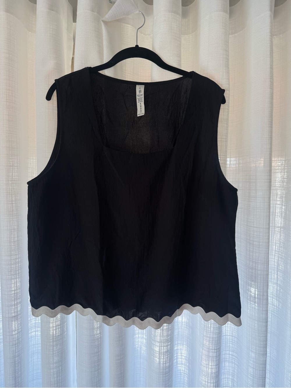 Black Sleeveless Scallop-Hem Women's Top
